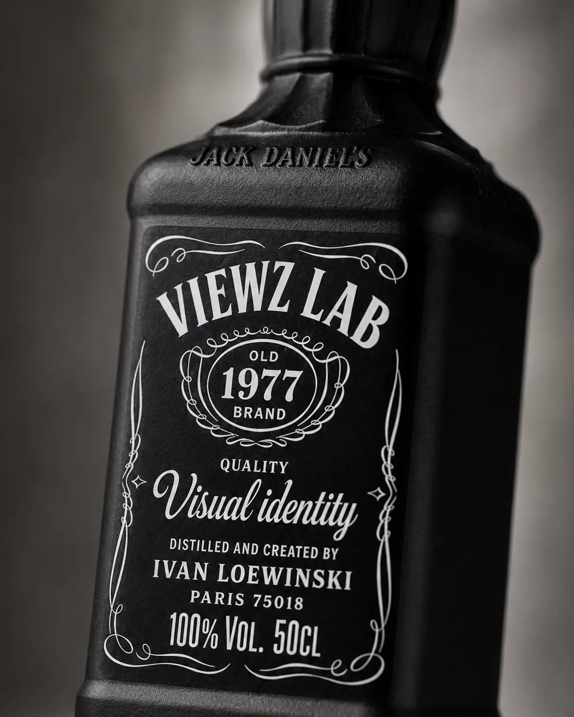 Gros plan en noir et blanc sur l’étiquette typographique VIEWZ d’une bouteille noire