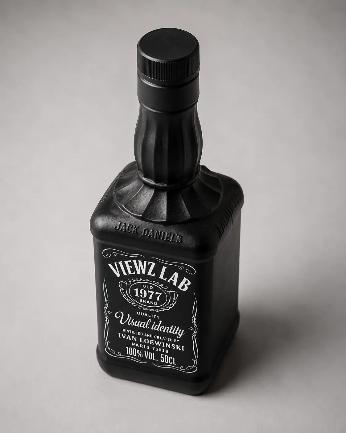 Bouteille noire avec étiquette VIEWZ photographiée en plongée sur un fond de studio clair