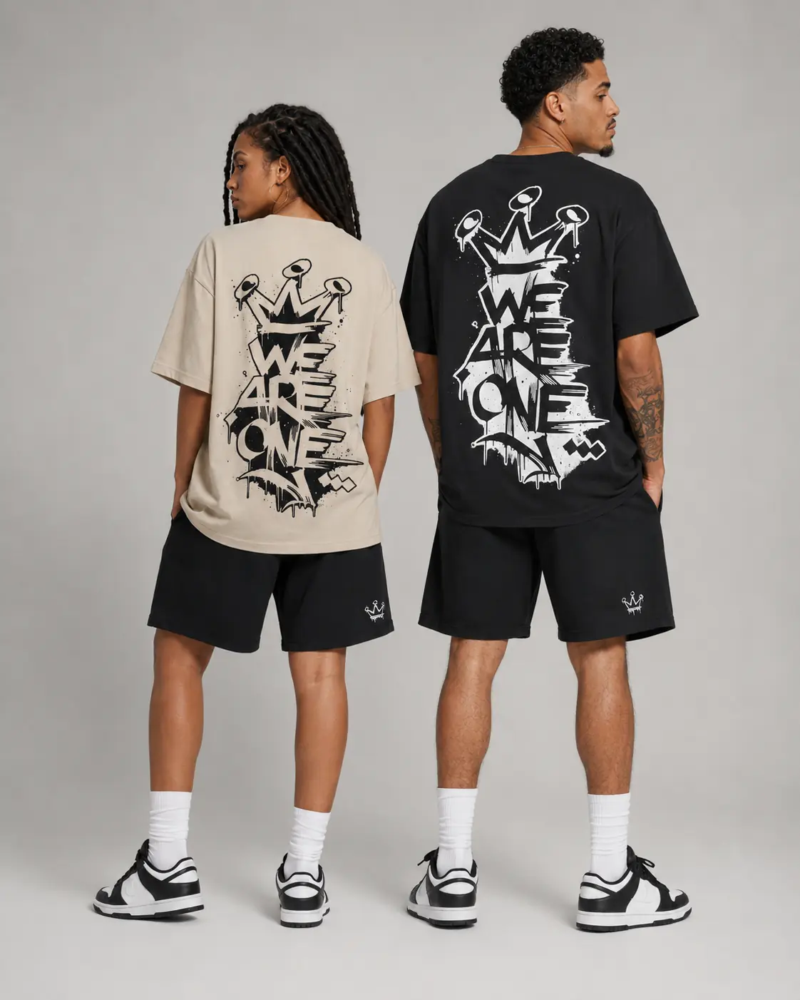 Deux modèles de dos portant les t-shirts streetwear WE ARE ONE noir et beige